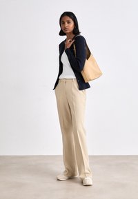 GANT FLARE SLACK - Stoffhose - dry sand