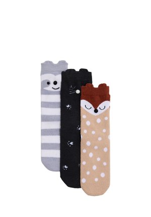 Tres pares de calcetines suaves con diseños de animales: gris a rayas con una cara sonriente, negro con huellas de patas blancas, beige con cara de zorro dormido y manchas blancas.