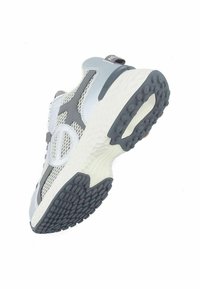 Baskets de sport avec une tige en mesh blanche et grise, semelle intermédiaire texturée et semelle extérieure en caoutchouc noir dotée de motifs de traction multidirectionnels.