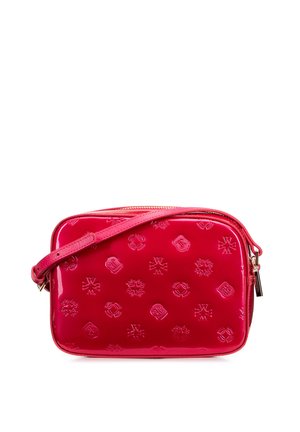 Pequeño bolso bandolera rojo y brillante con logotipos en relieve y una correa ajustable a juego, cerrado con una cremallera dorada.