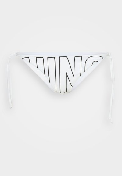 Białe bikini dolne z czarnym napisem "SUN". Sznurki po obu stronach dla regulowanego dopasowania, gładka tekstura, minimalistyczny krój.