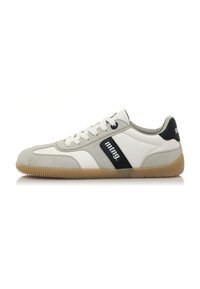 Sneaker mit einem Obermaterial aus weißem und grauem Leder, schwarzen Akzenten, runder Zehenpartie und einer Sohle aus Gummigummi. Schnürsenkel und ein Logodetail an der Seite.