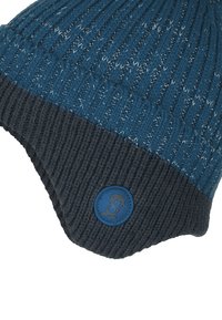 Dzianinowa czapka w ciemnym odcieniu teal i szarości, charakteryzująca się prążkowaną teksturą, kontrastowym paskiem oraz okrągłą niebieską łatką marki z boku.