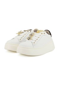 Sneaker bianche in pelle con suola a piattaforma spessa, dotate di accenti decorativi dorati, tallone nero e uniche decorazioni a forma di ape.