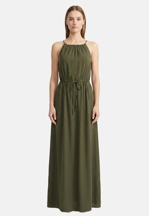 Donna in piedi di fronte, indossa un vestito lungo senza maniche verde oliva con scollo arricciato e cintura regolabile in vita.