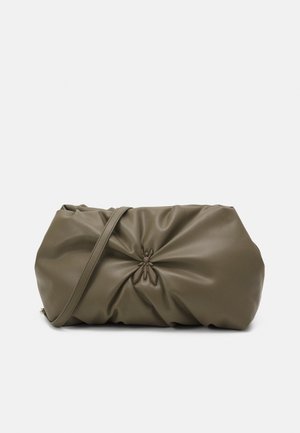 Pochette vert olive doux avec un détail de nœud torsadé au centre et une fine bandoulière, sur un fond blanc.