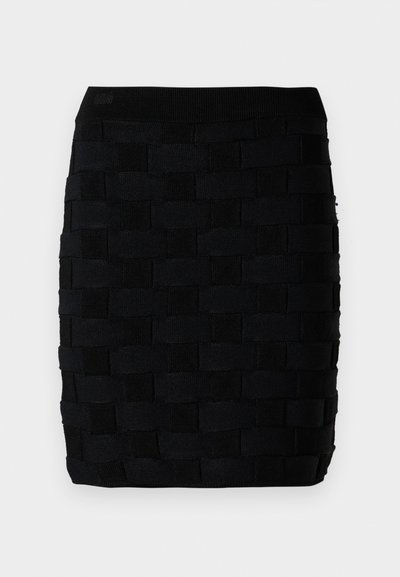 Μαύρη πλεκτή φούστα με υφαντή υφή, λείος μέσος και σχέδιο που φτάνει πάνω από το γόνατο. Κατάλληλη για διάφορες περιστάσεις.