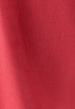 Sarkans audums ar gludu tekstūru, kurā redzama niansēta austuma raksts. Materiāls izskatās viegls un mīksts, piemērots dažādām pielietojuma iespējām.