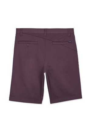 Shorts pour hommes violets avec passants de ceinture, deux poches arrière—dont une à bouton—et une petite étiquette de marque sur la poche droite.