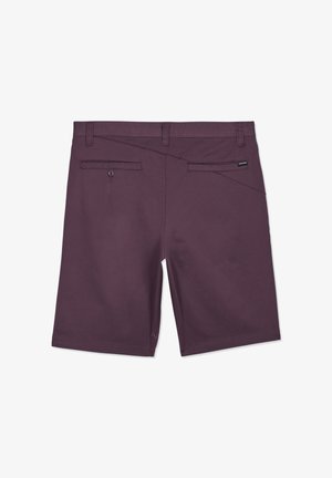 Shorts pour hommes violets avec passants de ceinture, deux poches arrière—dont une à bouton—et une petite étiquette de marque sur la poche droite.