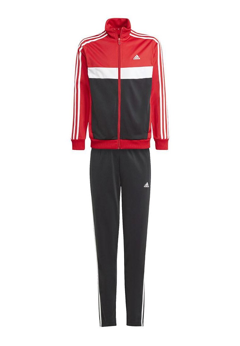 Czerwono-czarny dres Adidas z białymi paskami. Kurtka ma zamek z przodu i ściągacze na rękawach; spodnie mają zwężany krój z detalami logo.