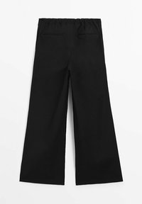Pantalon large noir avec ceinture élastique et deux poches arrière passepoilées, exposé à plat sur fond blanc.