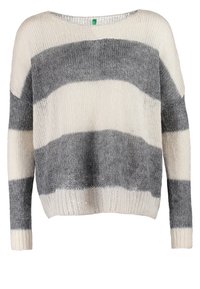 Grå och krämrandig tröja med lös passform, bred halsringning och långa ärmar; stickad textur med ett mjukt, lätt utseende.