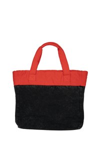 Top rosso imbottito e manici; sezione inferiore in denim nero; forma rettangolare; design robusto; cuciture e dettagli visibili sulla parte superiore.