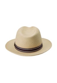 Beige stråhatt med rund krone og bred skjerm. Den har et flerfarget stripete stoffbånd rundt bunnen av kronen.