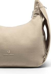 Beige, halbmondförmige Handtasche mit seitlichem Reißverschluss und Griffausschnitt, vorne in der Mitte mit dem Johnny Urban Logo versehen.