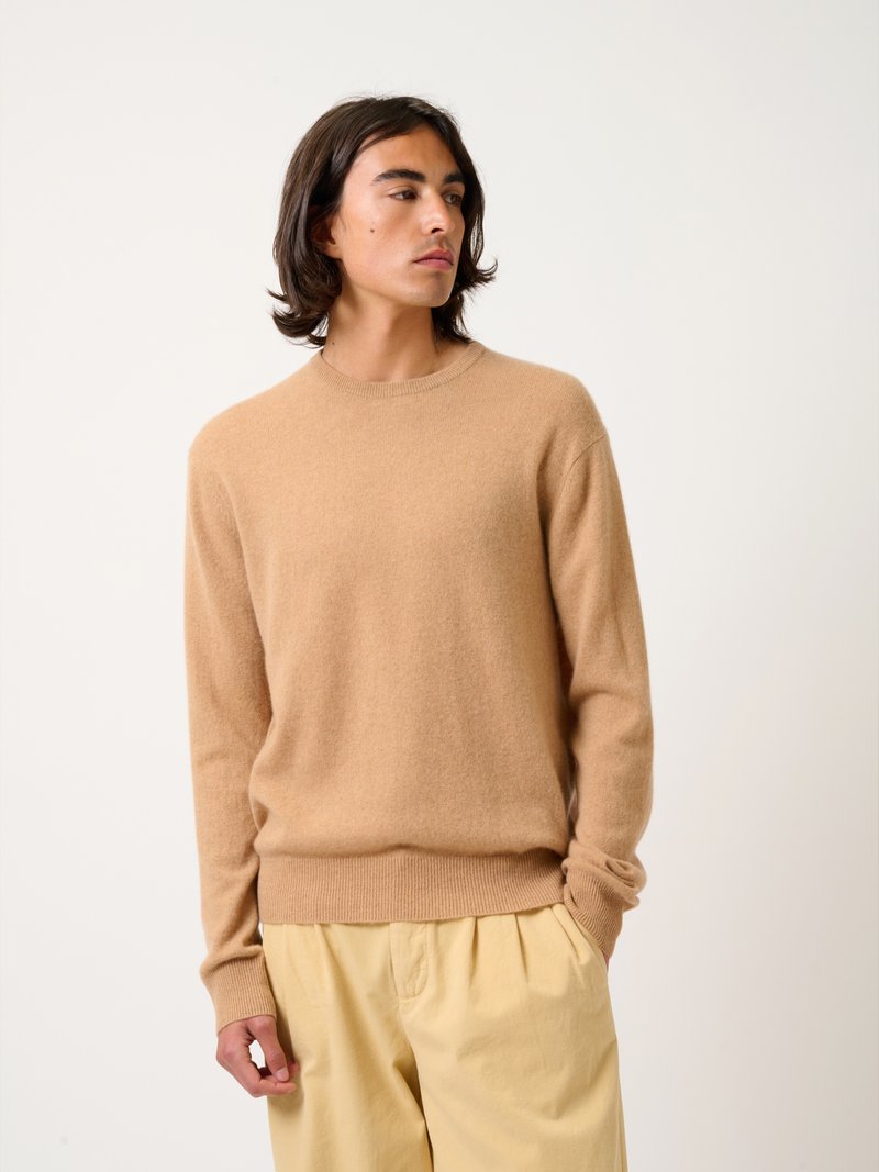 Baumwollmischung Pullover, camel Farbe, Rundhalsausschnitt, gerippte Bündchen und Saum, weiche Textur, getragen mit hellgelben Hosen.