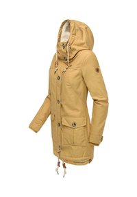 Żółta kurtka z kapturem, z wewnętrznym polarem, z przodu na guziki, z dwoma dużymi kieszeniami oraz z ściągaczami przy kapturze i u dołu.