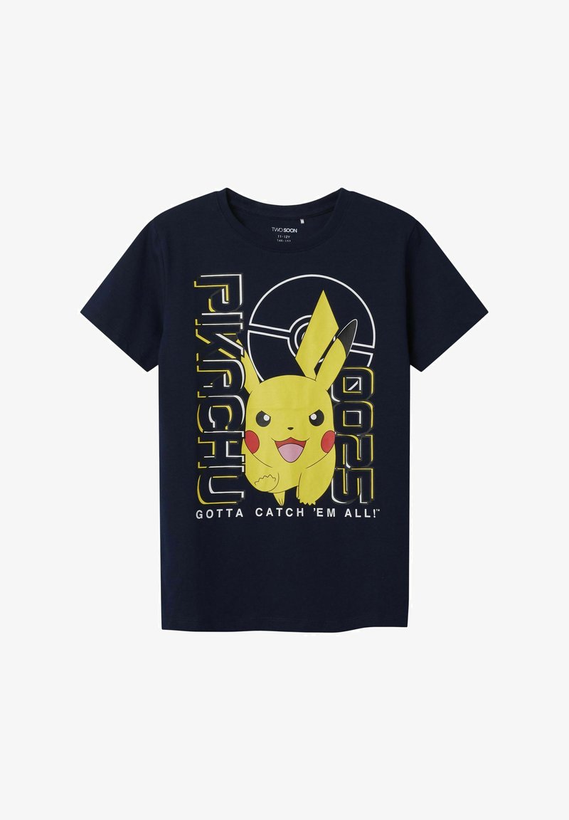 Tamsiai mėlynas medvilninis marškinėliai su Pikachu ir Poké Ball grafika, ryškiai geltonu tekstu ir žaismingu dizainu. Trumpomis rankovėmis ir apvaliu kaklu.