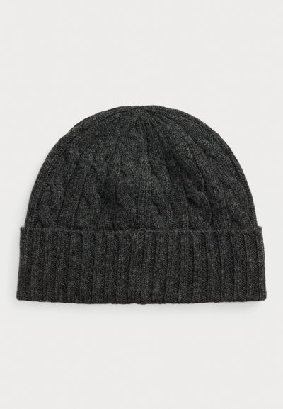 Gorro de malha cinza escuro com padrões de cordão e canelado, com a aba dobrada, exibido sobre um fundo claro liso.