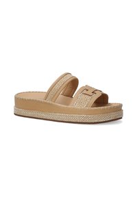 De tan slide sandal heeft geweven details op de banden, een textuur met gevlochten jute zool en een gevoerde binnenzool voor comfort.