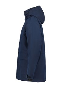 Giacca impermeabile blu navy, con cappuccio, numerose tasche e polsini regolabili. Presenta una texture liscia e una silhouette dritta.