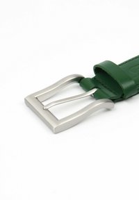 Cintura in pelle verde con una fibbia rettangolare in metallo argentato. La fibbia presenta due punte e una superficie liscia, mentre il cinturino ha cuciture visibili.