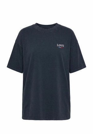 Černé tričko s krátkým rukávem s nápisem "LOVE" a třemi malými srdíčky modré, růžové a červené barvy na levé horní části hrudi.