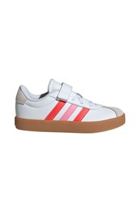 Zapatillas deportivas blancas con acentos de ante gris, que presentan rayas rojas y rosas, una correa de gancho y bucle, y una suela de goma marrón.