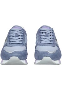 Niebieskie zamszowe sneakersy z okrągłym noskiem, kontrastującymi szarymi akcentami i fioletowymi detalami. Posiadają teksturowaną powierzchnię i system sznurowania.