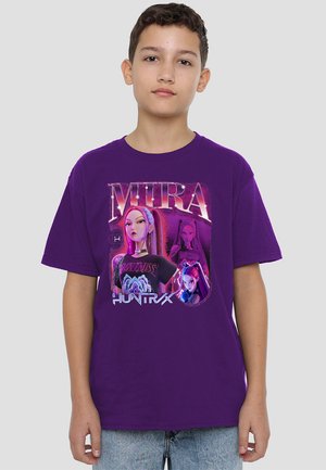 Lila Baumwoll-T-Shirt mit grafischen Abbildungen von stilisierten Charakteren, auf dem der Text "MIRA HUNTRX" prominent angezeigt wird. Kurze Baumwollärmel, lässiger Schnitt.