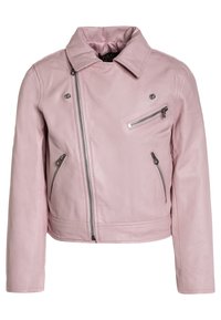 Růžová kožená motocyklová bunda s klasickým límcem, asymetrickým zipem a dvěma zipovými kapsami se stříbrnými doplňky.