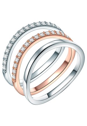 Drei ineinandergreifende Ringe: ein silberner mit klaren Kristallen, ein roségoldener mit kleineren klaren Kristallen und ein weiterer glatter silberner Ring.