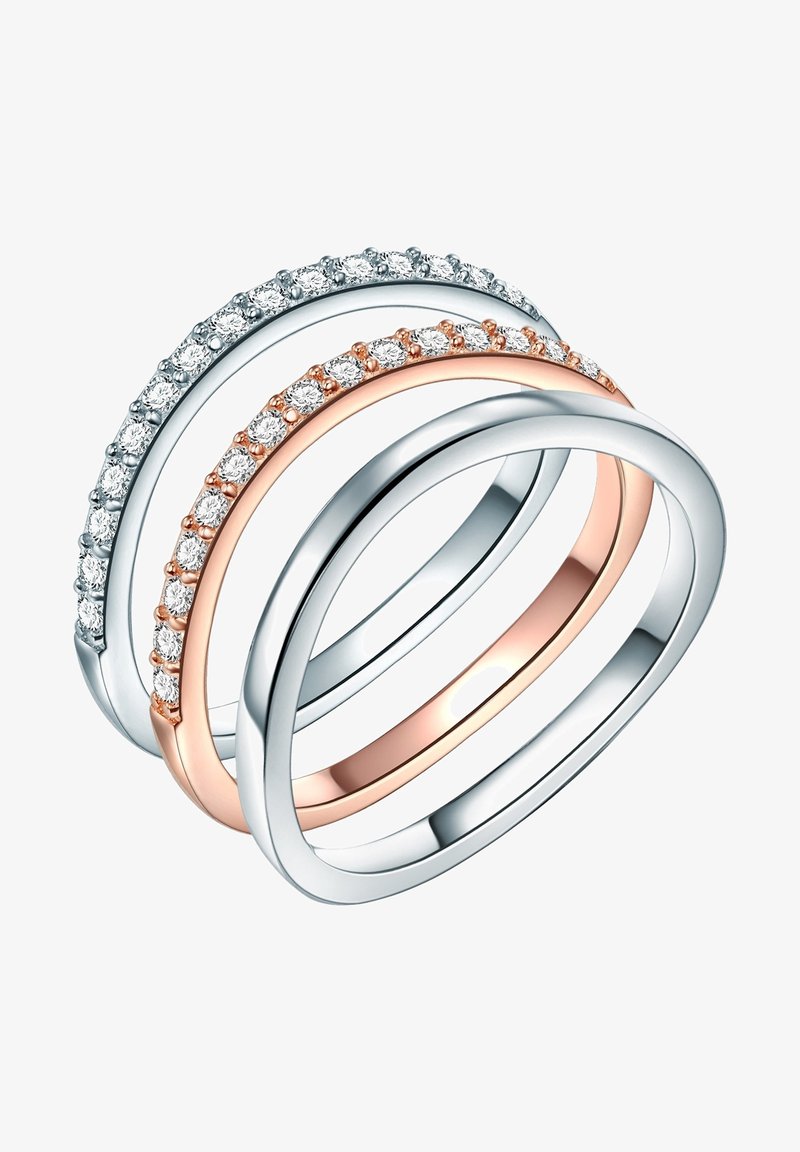 Három összefonódó gyűrű: az egyik ezüstszínű, tiszta kristályokkal, a másik rózsaarany, kisebb tiszta kristályokkal, a harmadik pedig sima ezüstszínű gyűrű.