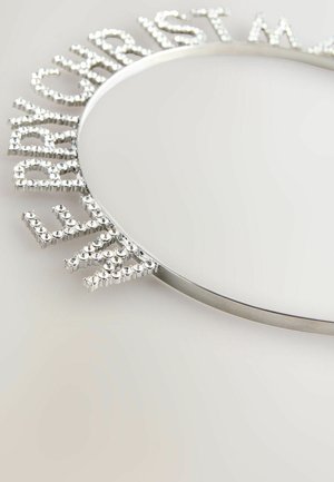 Cadru de oglindă circulară argintie cu "Crăciun Fericit" scris din cristale de rhinestone pe margine, având o bandă metalică netedă.