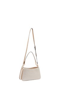 Bolso de hombro en tela blanca con un patrón texturizado, detalles en cuero marrón claro y una correa con herrajes en tono dorado. Forma compacta y rectangular.