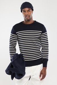 Marineblauer gestreifter Pullover mit weißen horizontalen Streifen, runder Ausschnitt und Knopfdetails an der Schulter; glatte Strickoberfläche.