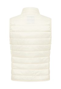 Hellbeige wattierte Weste mit hohem Kragen, horizontalem Steppmuster und einem kleinen Stoffpatch auf der Rückseite. Ärmellos. Glatte Textur.