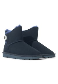 Marineblauwe enkelboots met een zachte bontvoering, voorzien van een ronde knoopaccent en een rubberen zool met een gestructureerd patroon.