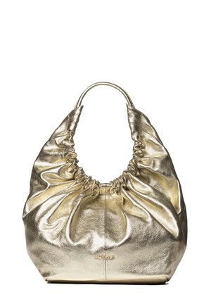 Gouden metallic handtas met gegatherde textuur, zachte oppervlakte en een ronde silhouet. Bevat een cirkelvormige handgreep en reliëf logo-detail.