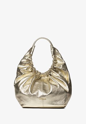 Sac à main métallique doré avec une texture froncée, surface douce et silhouette arrondie. Présente une poignée circulaire et un détail de logo embossé.