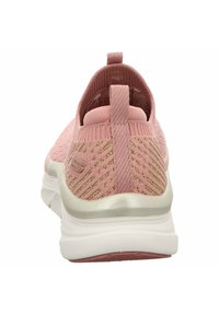 Růžové pletené nazouvací tenisky s bílou podrážkou a zlatými akcenty, z pohledu zezadu, s poutkem a decentním logem na patě.