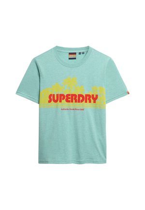T-shirt à manches courtes couleur turquoise clair avec un graphisme de palmier jaune et le texte "SUPERDRY" en rouge vif centré sur le devant.