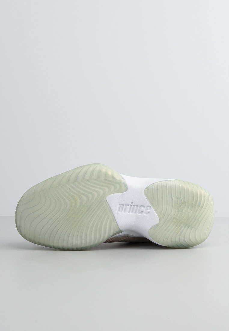 Zapatilla de tenis blanca con una suela de goma verde claro texturizada, que cuenta con una parte superior suave y un logo "prince" en relieve en el lateral.