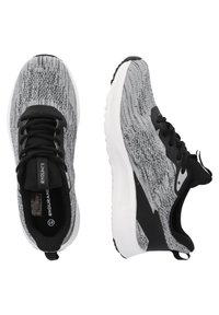 Schwarze und graue Sportschuhe mit einem strukturierten Strick-Obermaterial, schwarzen Schnürsenkeln, weißem Zwischensohlen und grauen Akzenten an den Seiten.