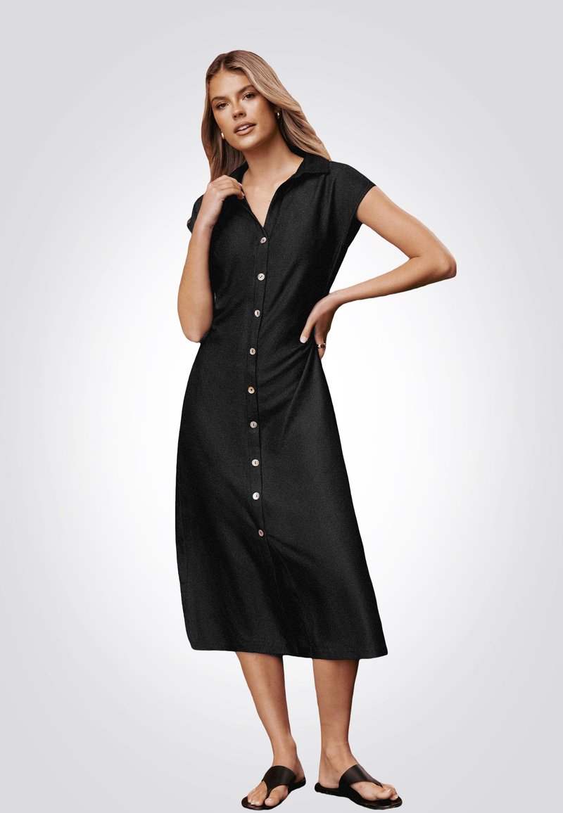 Vestido midi negro de botones con cuello y mangas cortas. Presenta un corte recto, textura suave y botones de color claro.
