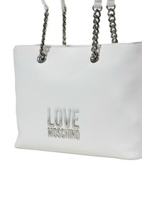 Borsa a tote bianca realizzata in materiale liscio, con logo lucido in argento "LOVE MOSCHINO" e spallacci a catena.