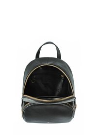 Czarna skórzana plecak o zaokrąglonym kształcie, z złotymi zamkami błyskawicznymi i przestronnym wnętrzem, które zawiera kieszeń na zamek oraz pikowaną podszewkę.