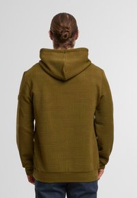 Oliwkowy hoodie z teksturowanym geometrycznym wzorem, z kapturem, długimi rękawami i ściągaczami. Gładka faktura materiału.