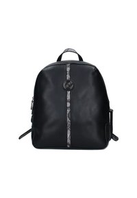 Zaino in pelle nera con una texture liscia, caratterizzato da una striscia centrale grigia a motivo e un logo circolare sulla parte anteriore. Inclusi cinturini regolabili.